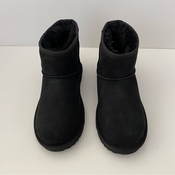 UGG Classic Mini Boots Kid’s 6 (Will Fit Women’s 8) - Picture 2 of 10